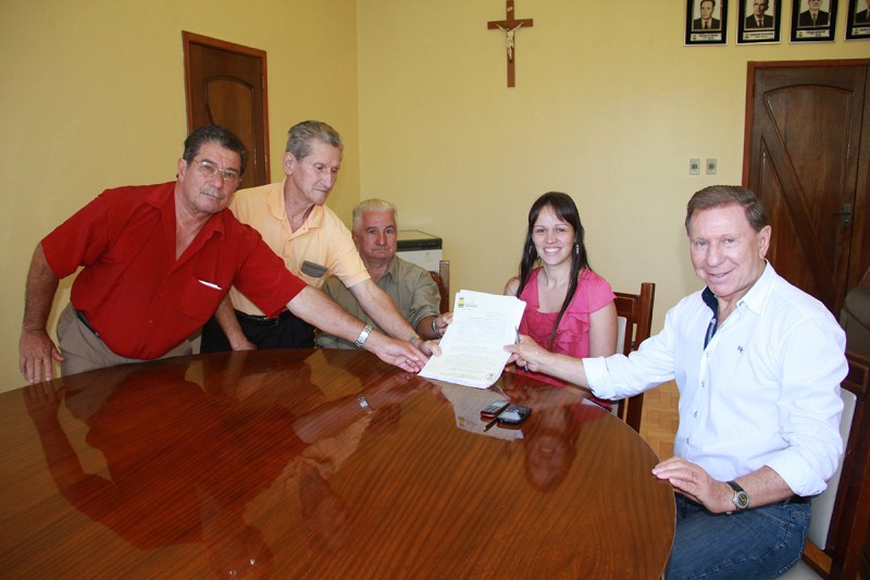 EXECUTIVO ASSINA SUBVENÇÃO PARA GRUPO DE IDOSOS